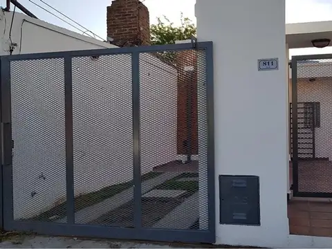 Casa de 2 ambientes con cochera