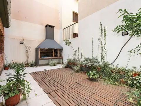CASA EN VENTA 6 AMBIENTES BARRACAS PATIO Y PARRILA