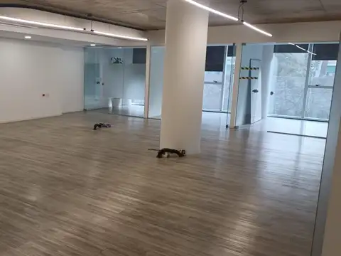 Oficina 6 ambientes con 4 baños