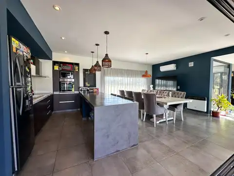 Casa 4 ambientes con 2 baños