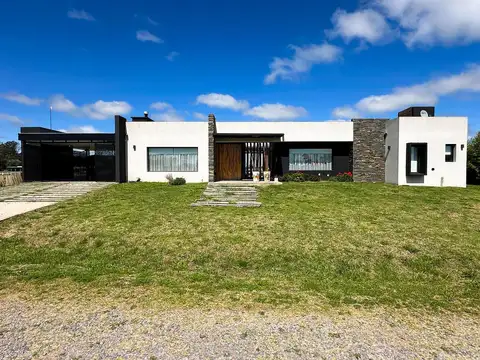 Casa de 4 ambientes con vistas abiertas al verde en Estancia Villa María. Ezeiza-Cañuelas.