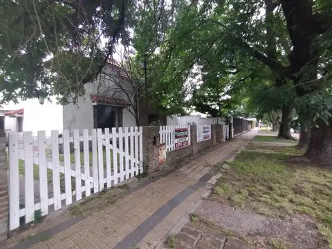 CASA ANTIGUA A LA VENTA CON EXCELENTE LOTE EN ADROGUE CALLE JORGE 1475