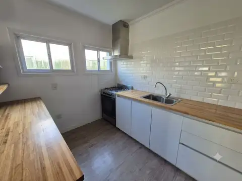 Casa 4 ambientes con 2 baños