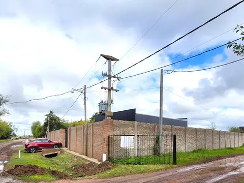 Galpón En Venta Con Terreno En Esquina Ibarlucea | Zona Comercial Estratégica