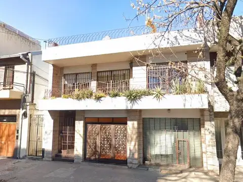 Importante propiedad de tres plantas - dos plantas de casa mas local en pb