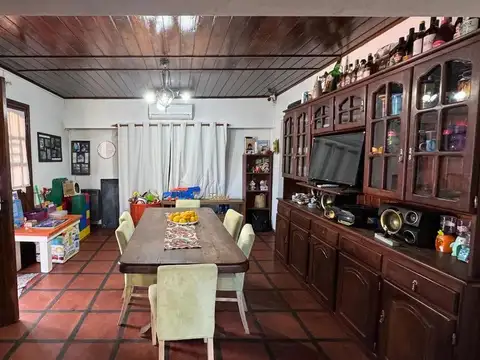 Casa 4 ambientes con 2 baños