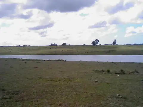 Por camino vecinal paralelo y al Sur de Ruta 9