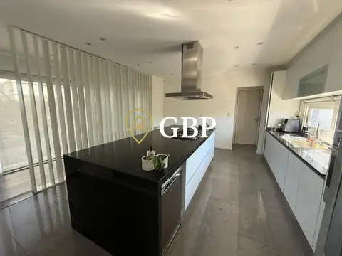 Casa 6 ambientes con 5 baños