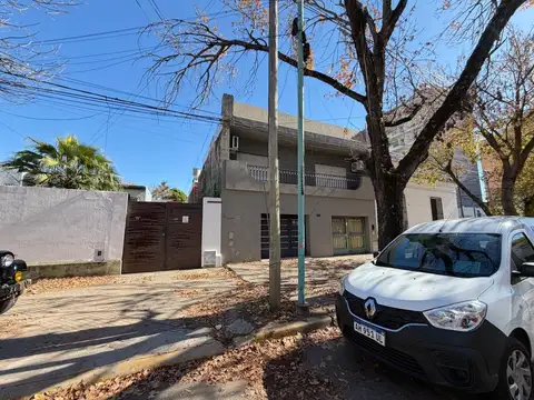 Casa en Venta con 3 cocheras