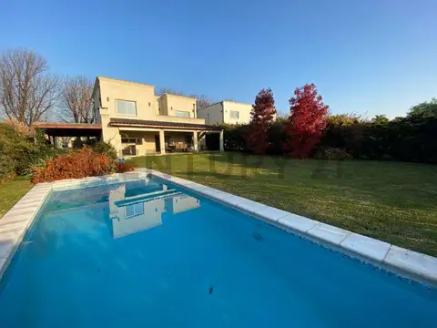 CASA CON PILETA PARQUIZADA AC EN TODOS LOS AMBIENTES