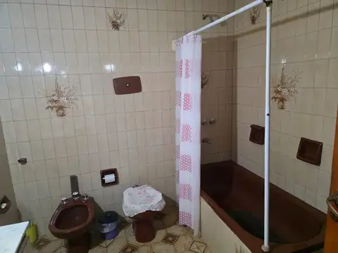 Casa 5 ambientes con 1 baño