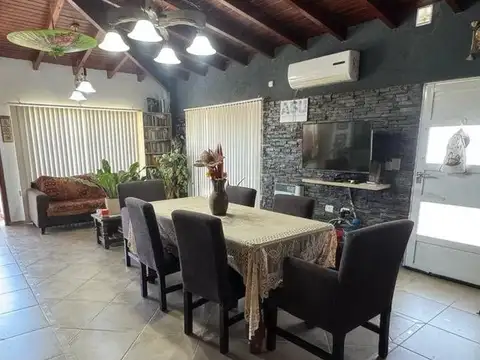 Casa 8 ambientes con 2 baños