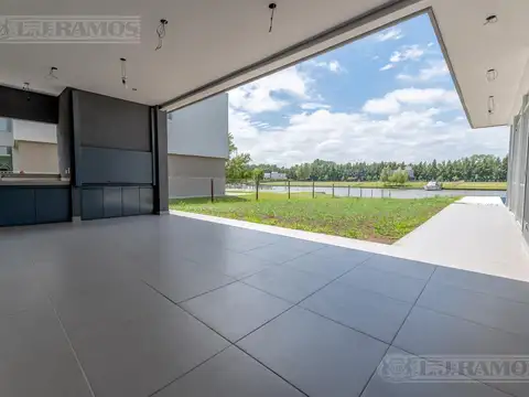 Casa 8 ambientes con 7 baños