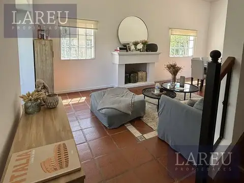 Casa en Alquiler con 3 cocheras