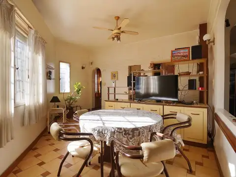 Casa 5 ambientes con 2 baños