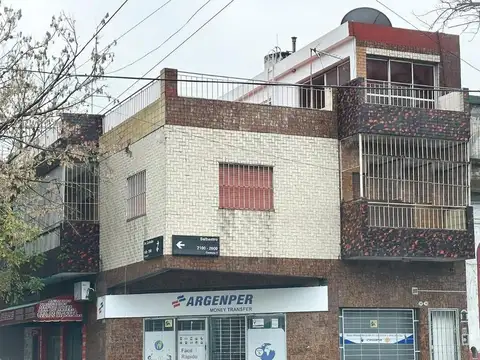 Casa 2 pisos con Terraza Quincho y Parrilla Parque Chacabuco   Local comercial PB