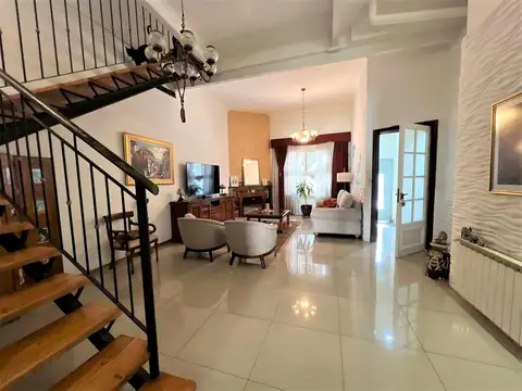 Venta. Casa. 5 ambientes. 2 cocheras. Suite. 4 baños. Quincho. Pileta. Barracas.