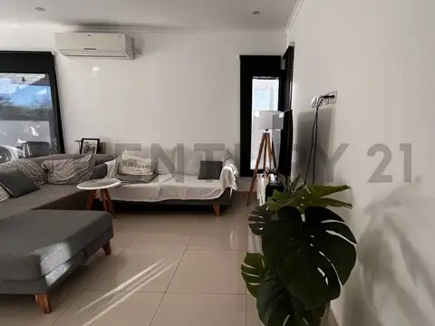 CASA EN VENTA 5 Ambientes con Pileta al Golf