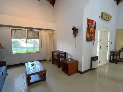 Casa en Alquiler con 3 cocheras