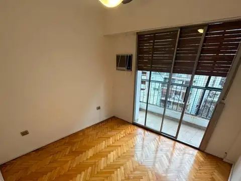Departamento de 4 ambientes contrafrente con balcón. Cochera