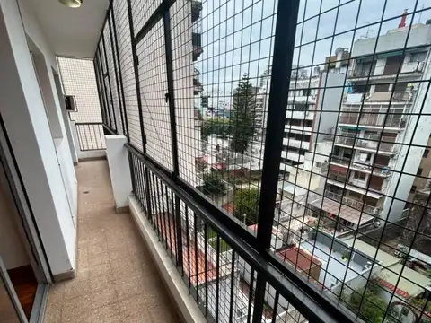 Departamento de 4 ambientes contrafrente con balcón. Cochera