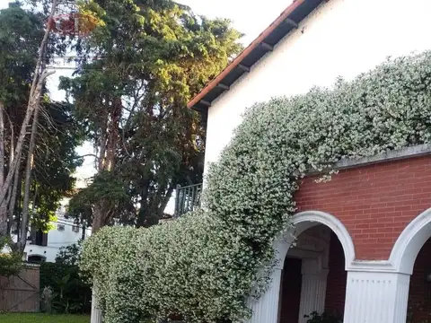 Casa 8 ambientes con 3 baños