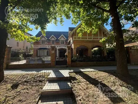 Casa en Alquiler con 2 cocheras