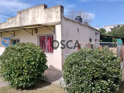 VENDO CASA sobre autopista acceso oeste