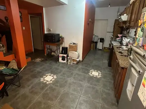 Casa de 4 ambientes con patio, cochera y terraza en toda la superficie.