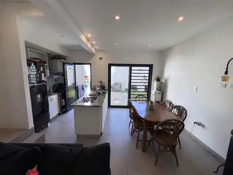 Casa 4 ambientes con 2 baños