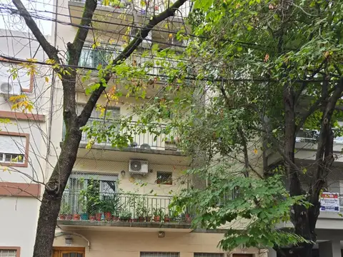 DEPARTAMENTO DE 3 AMBIENTES EN PLANTA BAJA AL FRENTE Y CON ENTRADA INDEPENDIENTE