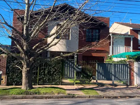 VENTA CASA 5 AMB. CON PARQUE/ LOS TRONCOS