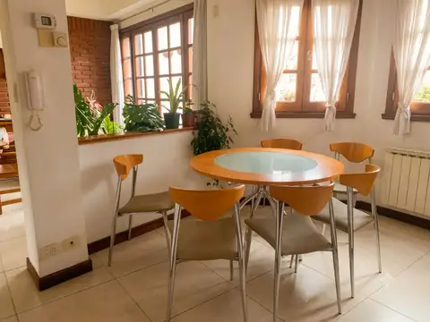 VENTA CASA 5 AMB. CON PARQUE/ LOS TRONCOS