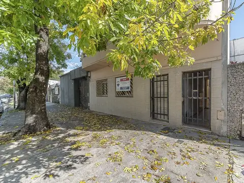 VENTA DE PH 2 AMBIENTES CON PATIO EN FLORES