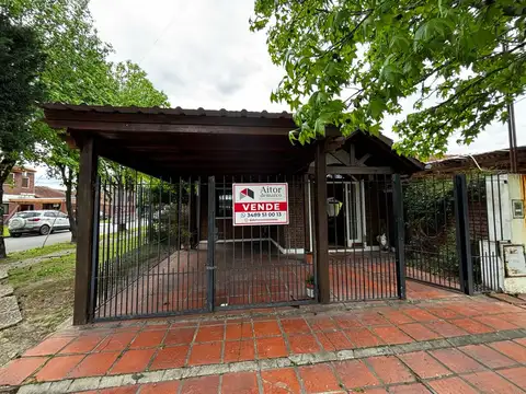 Casa en venta con dos dormitorios, cochera y patio