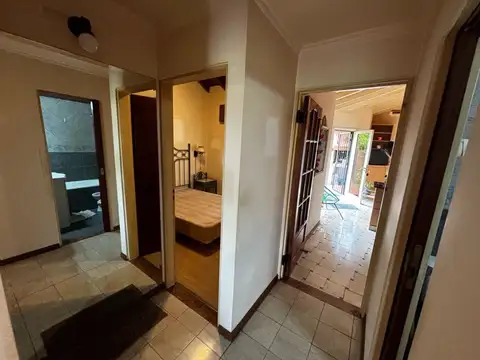 Casa en venta con dos dormitorios, cochera y patio