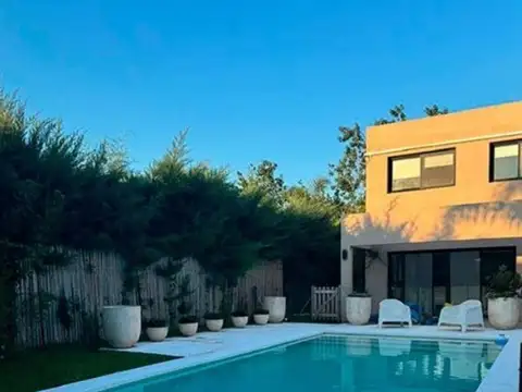 Casa 4 Dormitorios, Pileta, Jardín Barrio Villa Olivos Garin