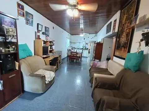 Casa en venta - 2 dormitorios 2 baños - 181mts2 - La Plata