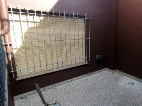 Hipólito Yrigoyen 3000, Piso 1