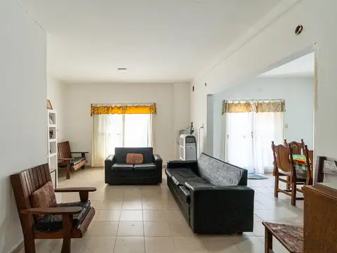 VENTA | PERMUTA - PH primer piso al frente, tres dormitorios y terraza - San Lorenzo. APTO CRÉDITO.