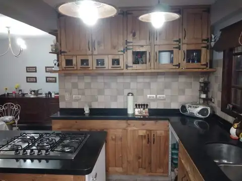 Casa en Alquiler con 3 cocheras