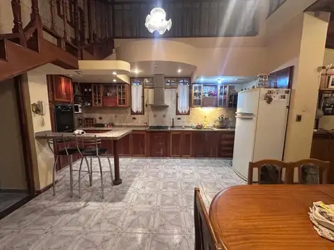 VENTA. CASA 4 DORMITORIOS. PATIO. COCHERA.