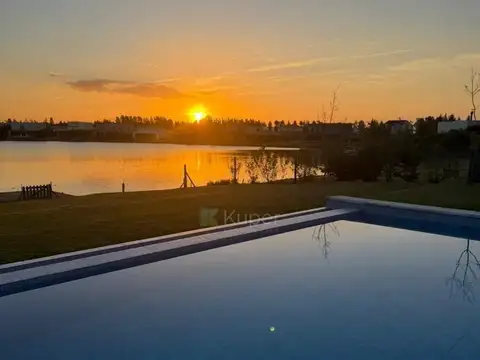 Casa en Alquiler con 1 cochera