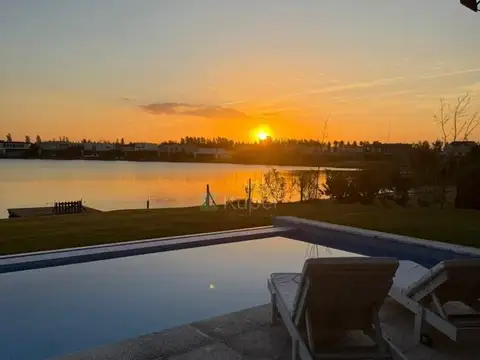 Casa en Alquiler con 1 cochera