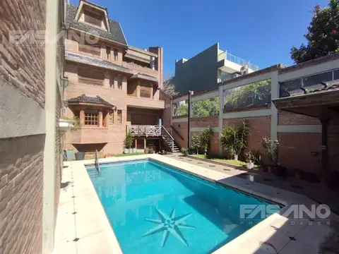 Casa en Venta con 4 cocheras