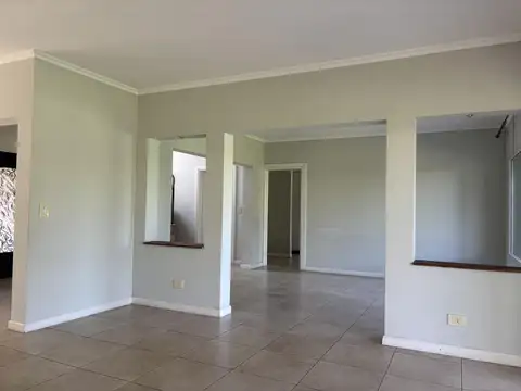 Casa en Alquiler con 2 cocheras
