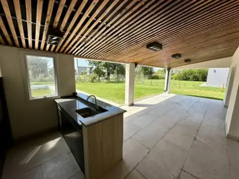 Casa 4 ambientes con 3 baños