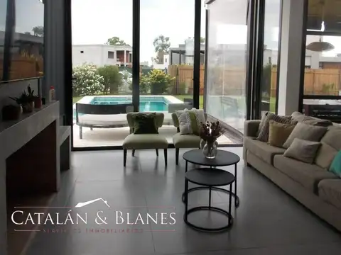 Casa en Venta con 2 cocheras