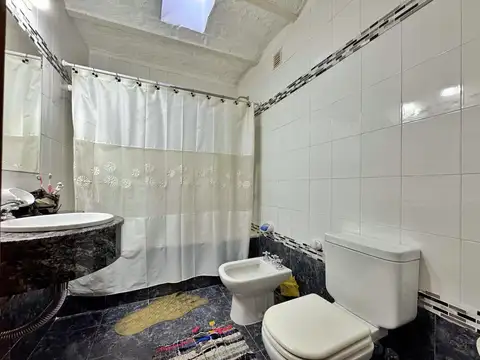 Casa 5 ambientes con 2 baños