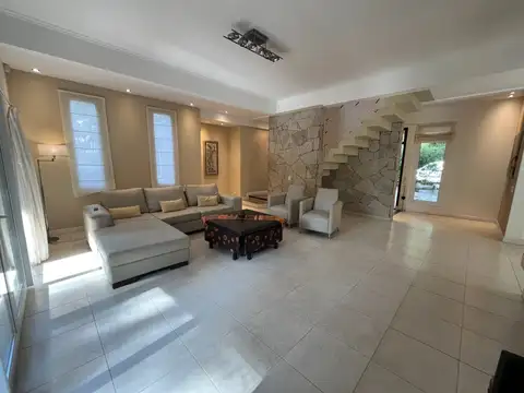 Casa 6 ambientes con 3 baños